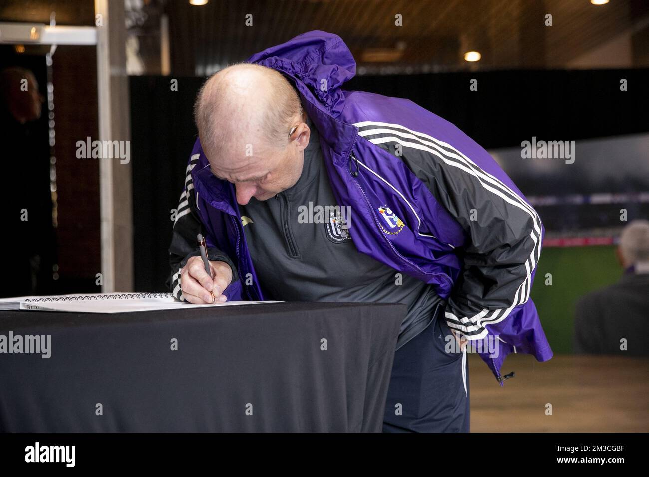 L'illustrazione mostra un omaggio all'ex giocatore e manager dell'RSCA Michel Verschueren, sabato 23 luglio 2022 a X, Bruxelles. "Mister Michel" è morto all'inizio di questa settimana. I tifosi e gli amici del club di calcio RSC Anderlecht sono in grado di rendere il loro omaggio a lui nello stadio del club 'Lotto Park' precedentemente noto come 'Constant Vanden Stockstadion'. BELGA FOTO HATIM KAGHAT Foto Stock