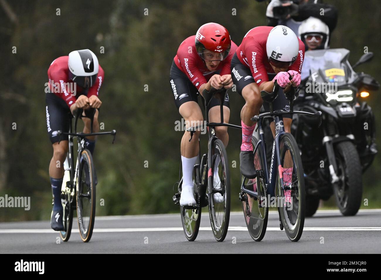 Il danese Mikkel Bjerg, il danese Mikkel Frolich Honore e il danese Magnus Cort Nielsen hanno ritratto in azione al Mixed Team Relay Time Trial al UCI Road World Championships Cycling 2022, a Wollongong, Australia, mercoledì 21 settembre 2022. I Mondi si svolgono dal 18 al 25 settembre. FOTO DI BELGA DIRK WAEM Foto Stock