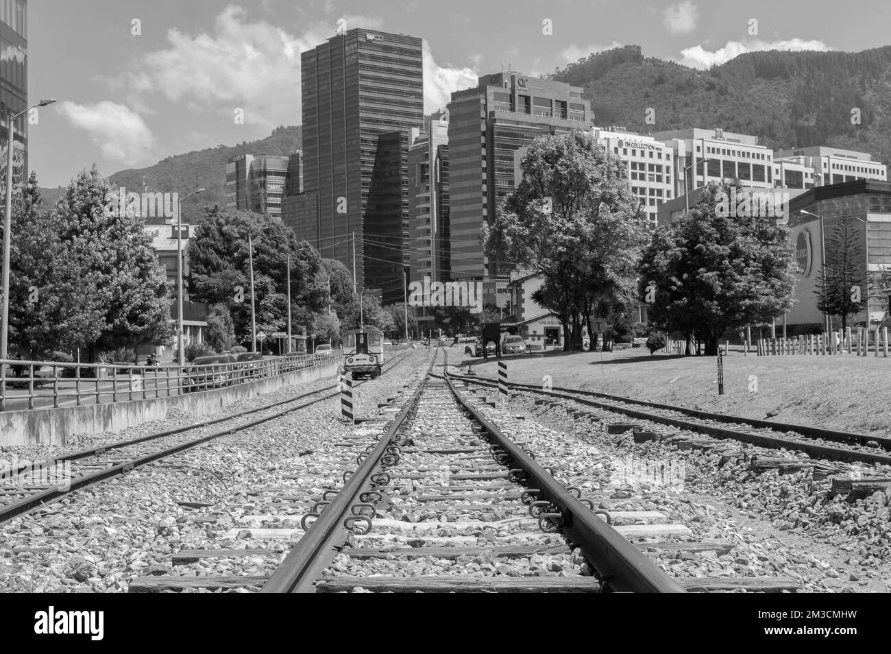 BOGOTA, COLOMBIA - 10 FEBBRAIO 2021 Scena estiva della stazione ferroviaria di Bogota Usaquen con edifici moderni sullo sfondo e montagne orientali. Foto Stock