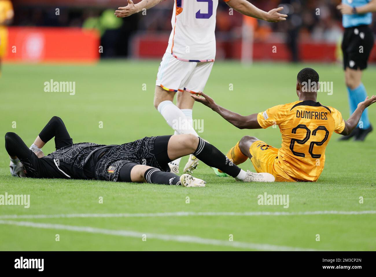 Il portiere belga Thibaut Courtois e il olandese Denzel Dumfries, nella foto, durante una partita di calcio tra i Paesi Bassi e la nazionale belga The Red Devils, domenica 25 settembre 2022 ad Amsterdam, nei Paesi Bassi, la sesta e ultima partita della Nations League A girone. FOTO DI BELGA BRUNO FAHY Foto Stock