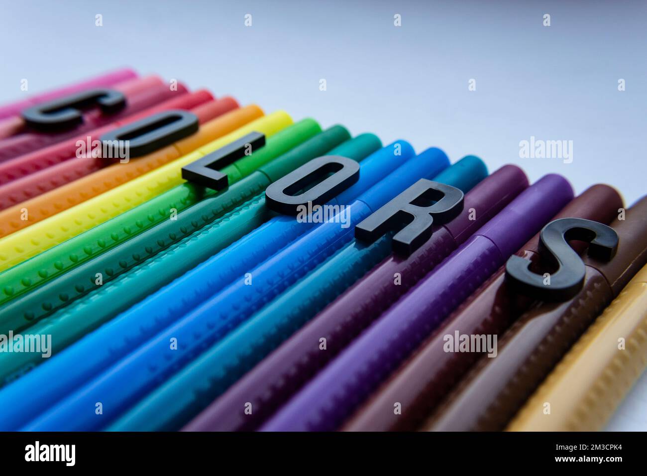 primo piano con una scritta di colori sui pennarelli colorati e sullo sfondo bianco Foto Stock