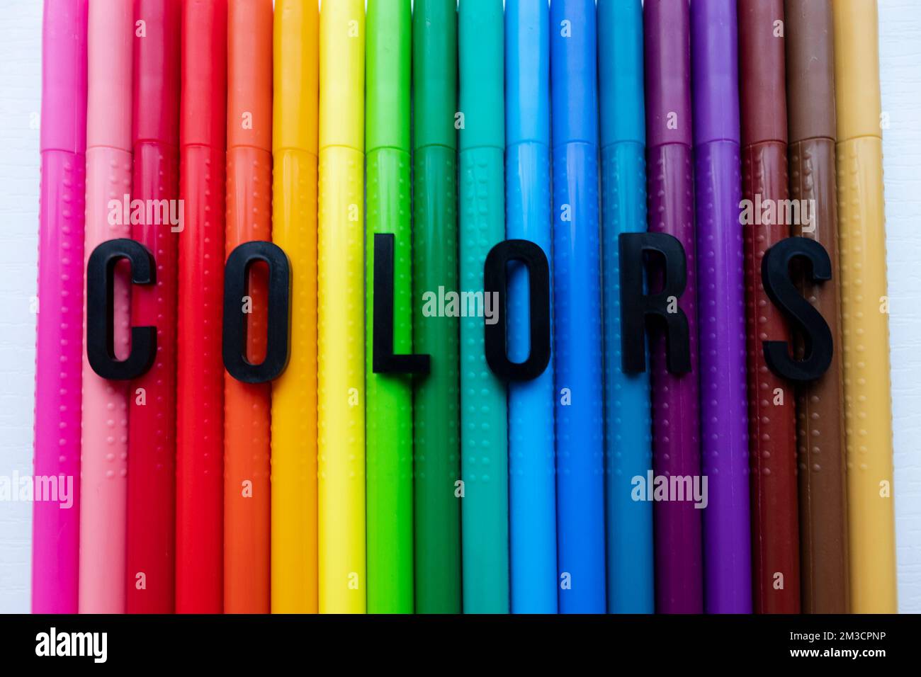 primo piano con una scritta di colori sui pennarelli colorati e sullo sfondo bianco Foto Stock