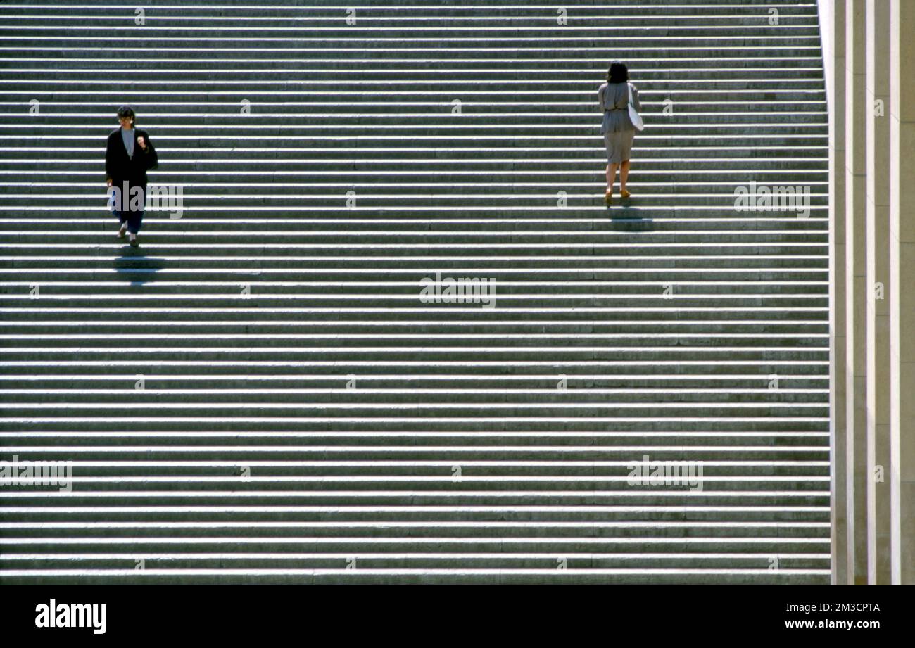 Due donne che salgono e scendono le scale. Foto Stock