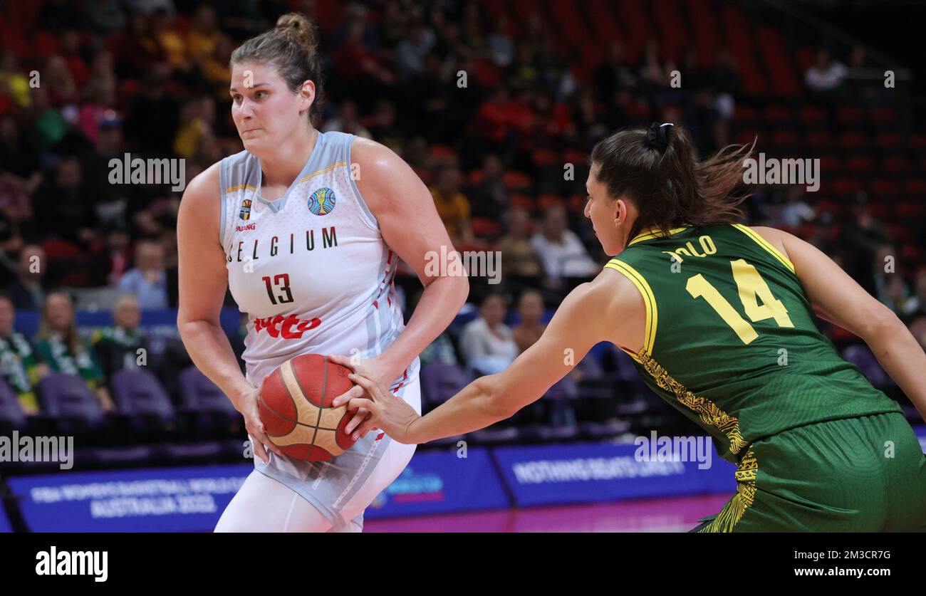 Kyara Linskens belga e Marianna Tolo australiana combattono per la palla durante una partita di basket tra la nazionale belga The Belgian Cats e l'Australia, giovedì 29 settembre 2022 a Sydney, Australia, un quarto finale di partita alla FIBA Women's Basketball World Cup. La 19th edizione della Coppa del mondo FIBA Women's Basketball 2022 si svolge dal 22 settembre al 01 ottobre a Sydney, Australia. BELGA PHOTO VIRGINIE LEFOUR Foto Stock