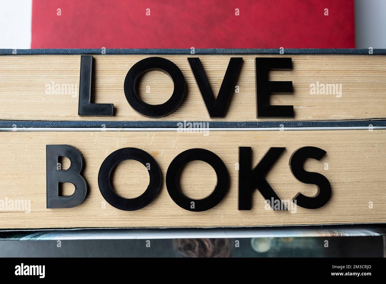 Primo piano per I LIBRI D'AMORE scritta nera frase sul bordo anteriore dei libri. Lettura, studio e concetto letterario Foto Stock