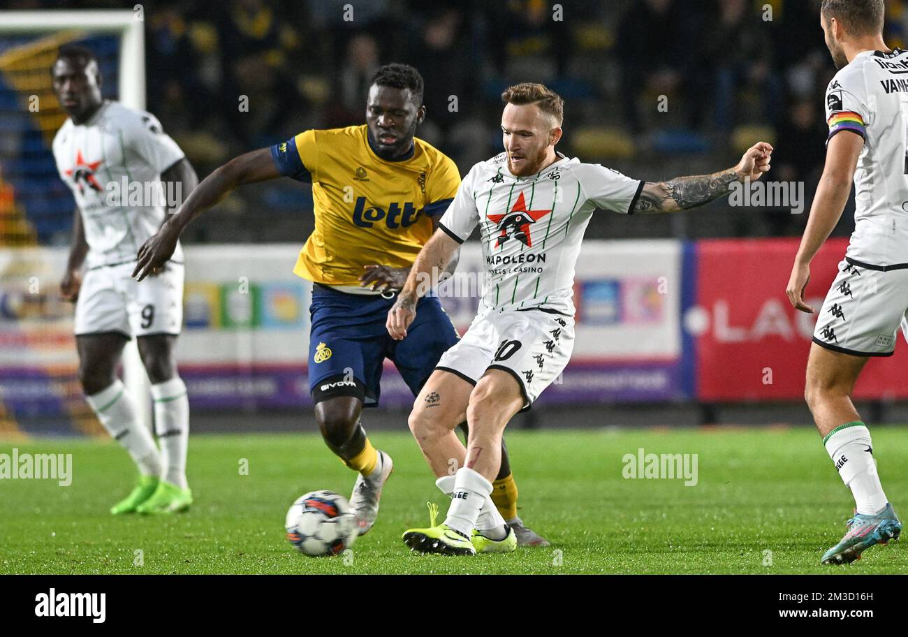 Il vincitore di Union Boniface e il Dino Hotic di Cercle combattono per la palla durante una partita di calcio tra RUSG Royale Union Saint-Gilloise e Cercle Brugge, domenica 09 ottobre 2022 a Forest-Vorst, Bruxelles, il 11° giorno della prima divisione del campionato belga della 'Jupiler Pro League' 2022-2023. FOTO DI BELGA DAVID CATRY Foto Stock