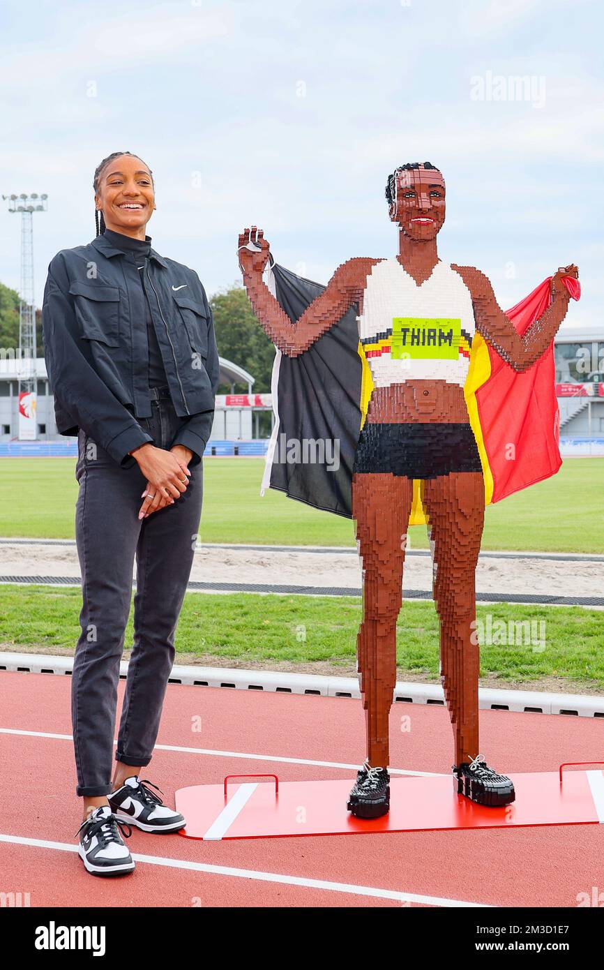 Il belga Nafissatou Nafi Thiam posa per il fotografo con un modello Lego a grandezza naturale dell'atleta belga Thiam viene mostrato a Liegi mercoledì 05 ottobre 2022, prima che si svolga presso la stazione ferroviaria Bruxelles-Centrale il 11th ottobre. FOTO DI BELGA BRUNO FAHY Foto Stock