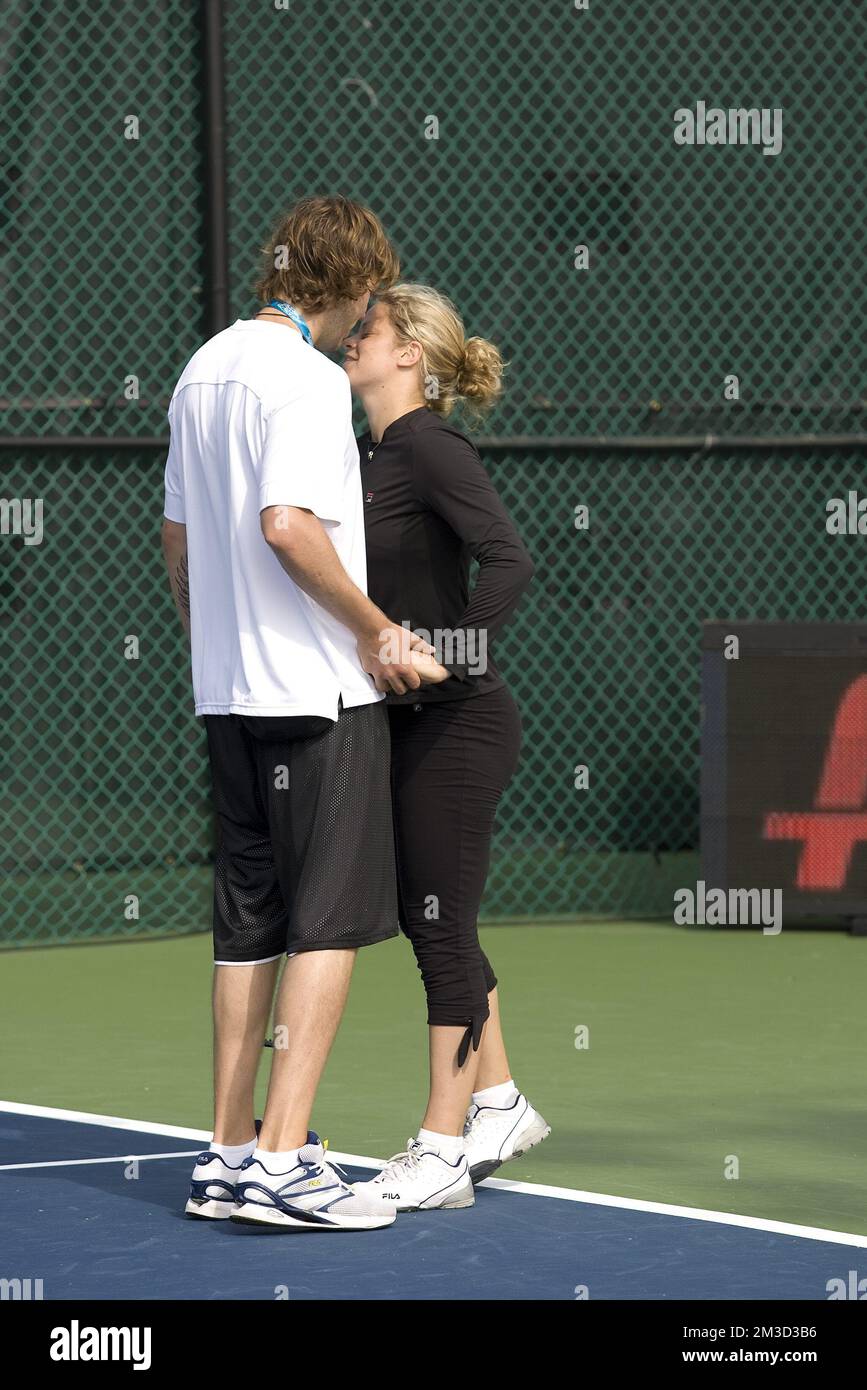 Kim Clijsters di Belgiam bacia suo marito, Brian Lynch sul campo di pratica prima della sua seconda partita contro Patty Schnyder al torneo di tennis WTA di Cincinnati, Ohio. Foto Stock