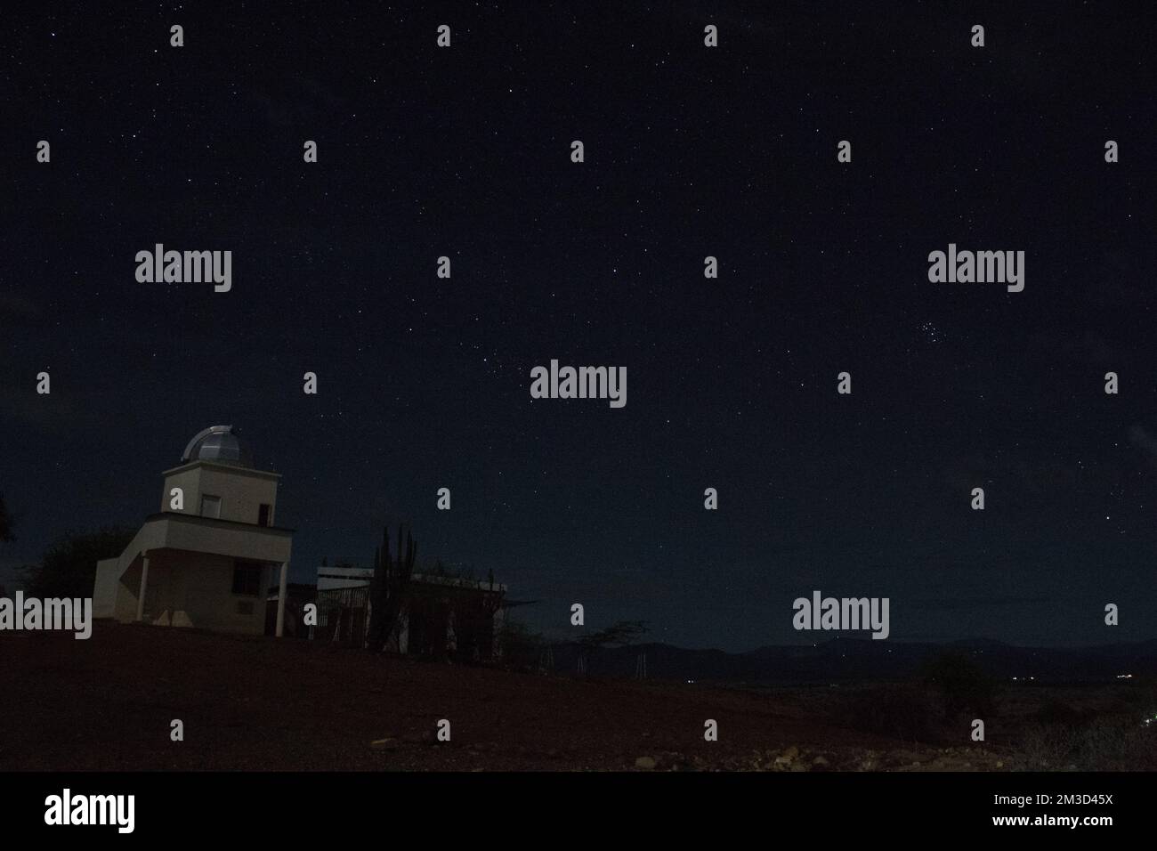Osservatorio astronomico nella notte stellata con il cactus Lonely nel deserto di Tatacoa, Huila, Colombia Foto Stock