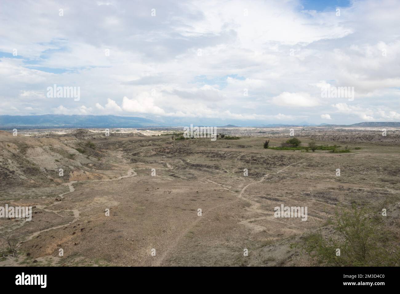 Los Hoyos Paesaggio con alcune strade di trekking, montagne, e sfondo nuvole a Tatacoa Desert, Huila, Foto Stock