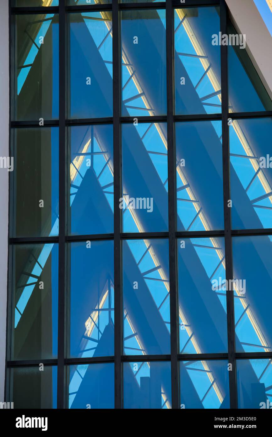 Imponente chiesa costruita in cemento e alluminio negli anni '1960s, con una suggestiva facciata in vetro Ubicazione:69° 38' 53,62' N, 18° 59' 12,11' e presa @Tr Foto Stock