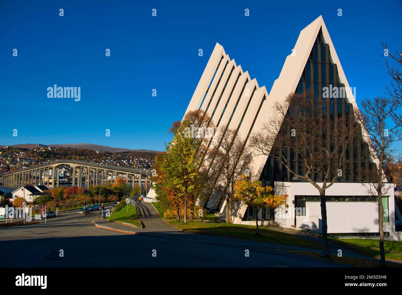 Imponente chiesa costruita in cemento e alluminio negli anni '1960s, con una suggestiva facciata in vetro Ubicazione:69° 38' 53,62' N, 18° 59' 12,11' e presa @Tr Foto Stock