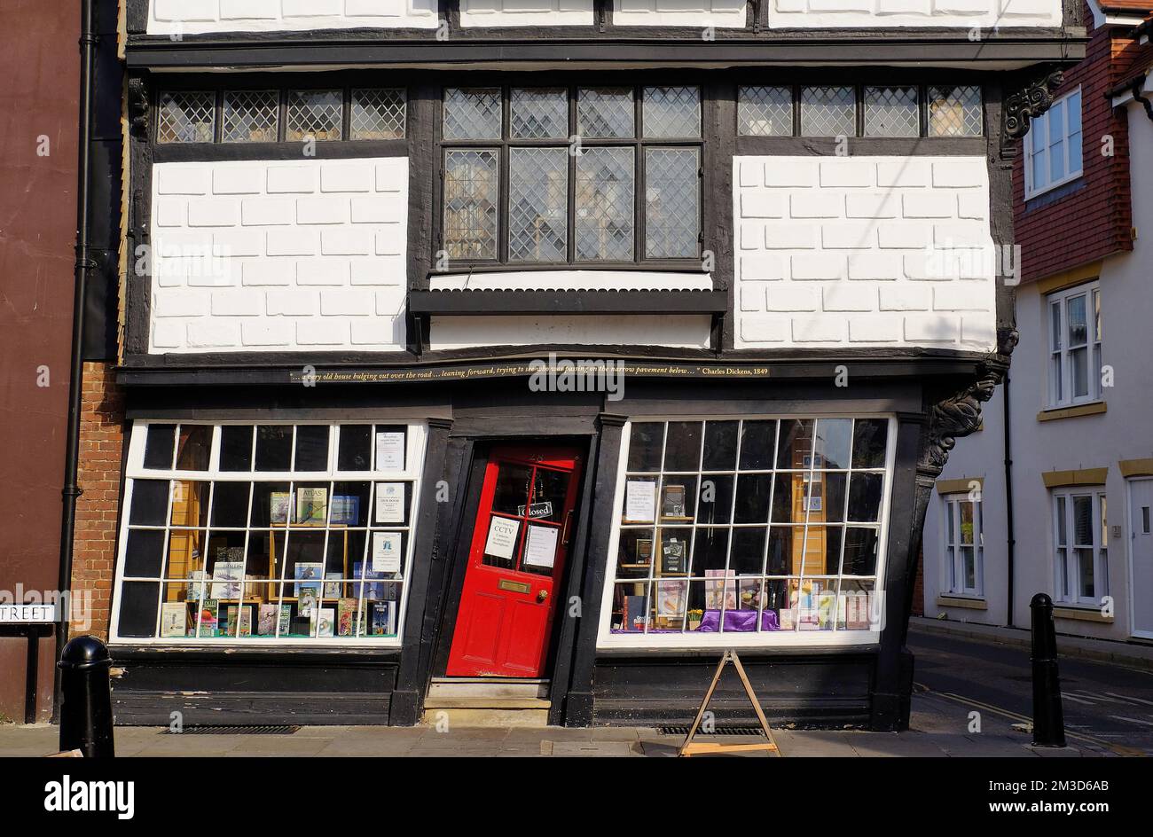 Crooked House, porta e finestre del 17th ° secolo Sir John Boys House a graticcio libreria subito dopo l'alba, Palace Street, Canterbury, Kent, Regno Unito Foto Stock