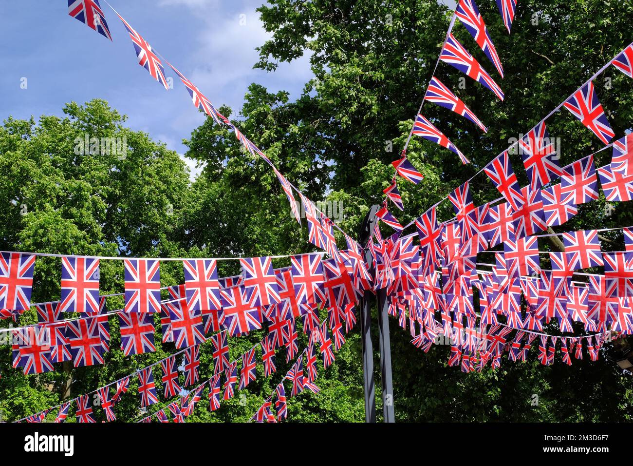 Regina Elisabetta II Platinum Jubilee: Union Jack bandiere che decorano Duke of York Square, King’s Road, Chelsea, Londra, Inghilterra Foto Stock