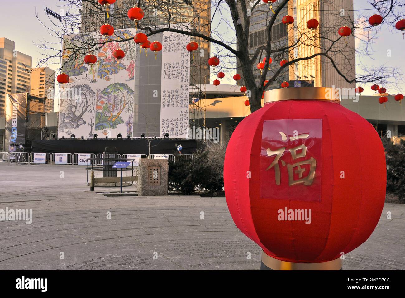 Lanterne cinesi sul Municipio di Toronto. Decorazione cinese di Capodanno. Concetto lunare di nuovo anno Foto Stock