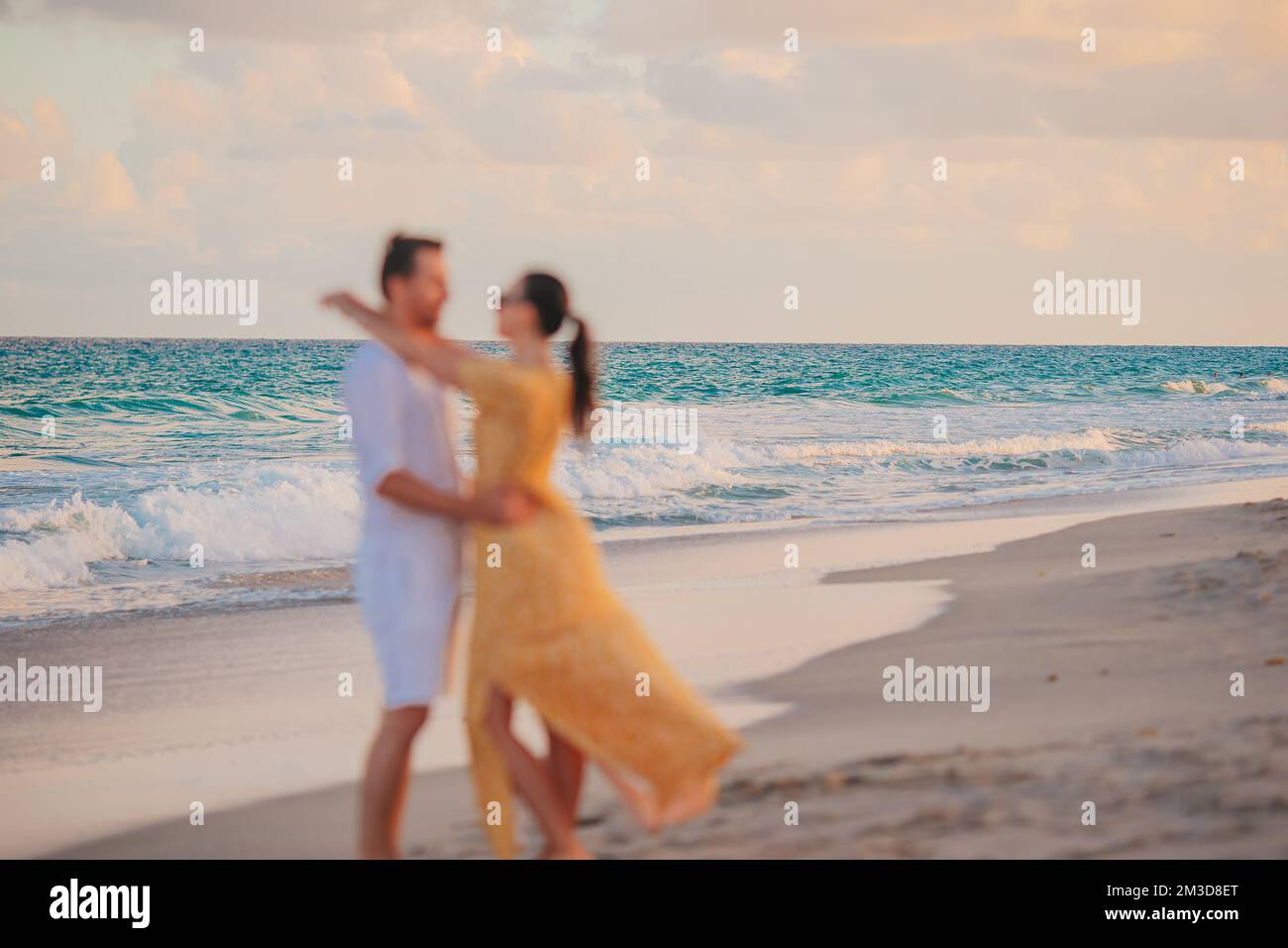 Una giovane coppia trascorre del tempo insieme in spiaggia. Foto sfocata Foto Stock