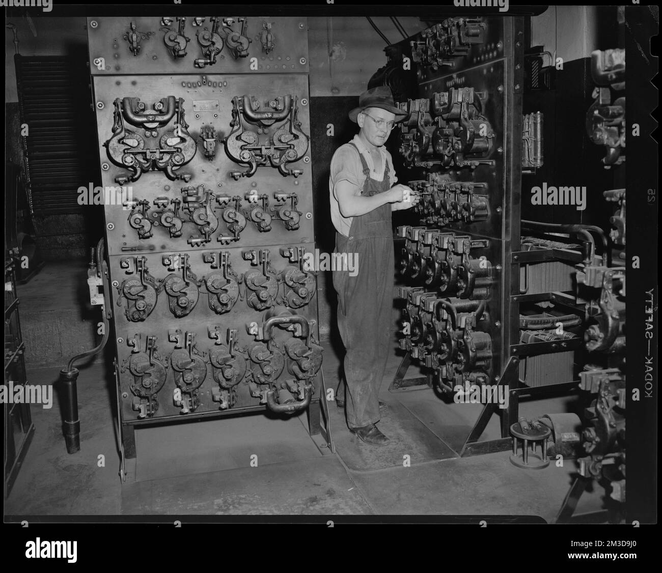 James Ingersoll [o] Tom Gilroy , ascensori, sale macchine, meccanici persone. Collezione Leon Abdalian Foto Stock