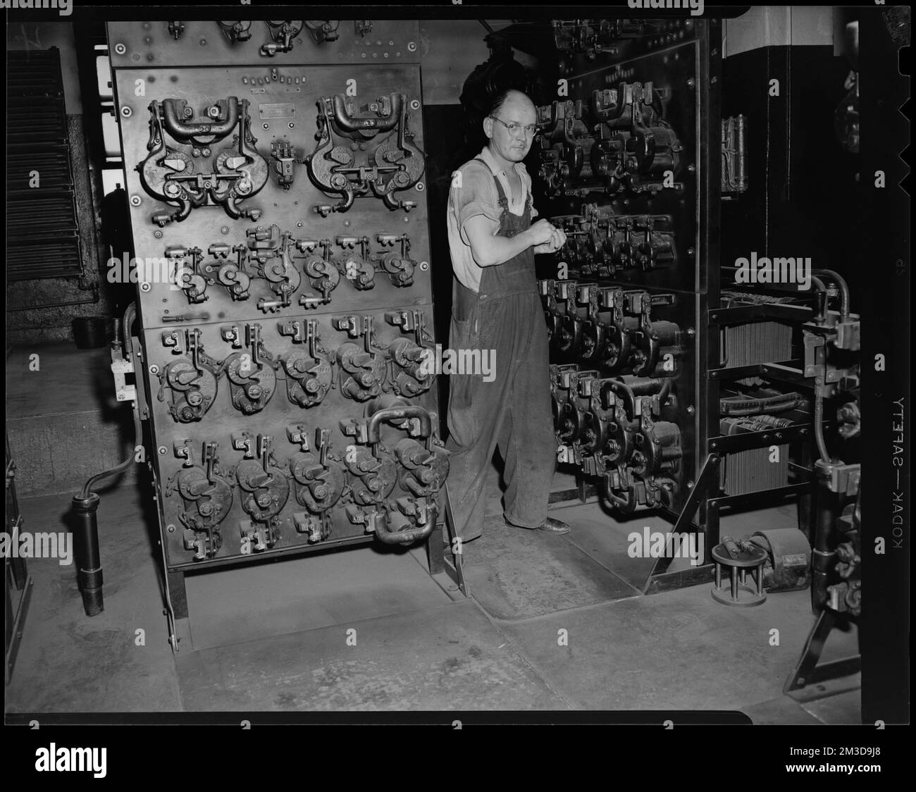 James Ingersoll [o] Tom Gilroy , ascensori, sale macchine, meccanici persone. Collezione Leon Abdalian Foto Stock