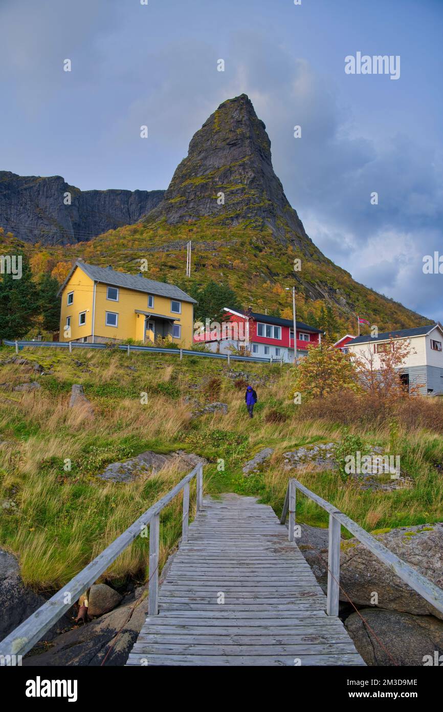 Location:67° 56' 10,91' N, 13° 4' 23,12' e taken @Fredvang, Norway Moskenesveien, Solbakken, Reine, Moskenes, Nordland, 8390, Norvegia Foto Stock