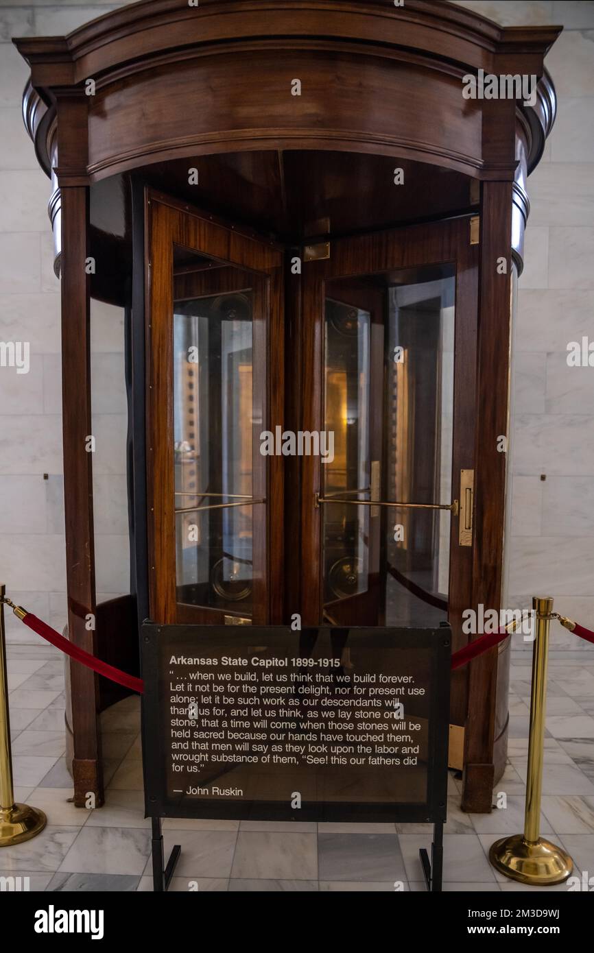 Little Rock, AR, USA - 9 settembre 2022: I grandi corridoi dell'edificio interno del Campidoglio dello Stato dell'Arkansas Foto Stock