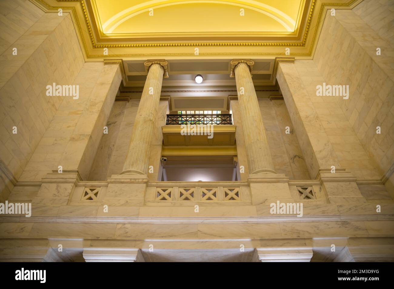 Little Rock, AR, USA - 9 settembre 2022: I grandi corridoi dell'edificio interno del Campidoglio dello Stato dell'Arkansas Foto Stock