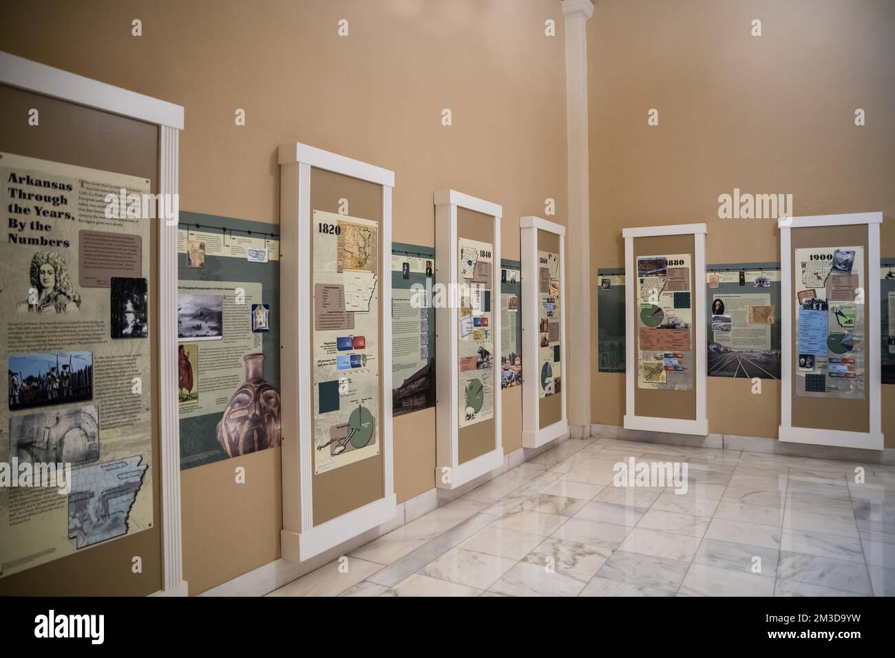 Little Rock, AR, USA - 9 settembre 2022: I grandi corridoi dell'edificio interno del Campidoglio dello Stato dell'Arkansas Foto Stock