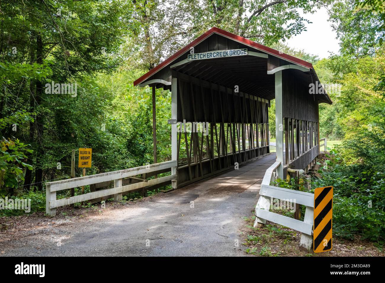Little Rock, Arkansas, USA - 9 settembre 2022: Il ponte coperto di Flecther Creek Foto Stock