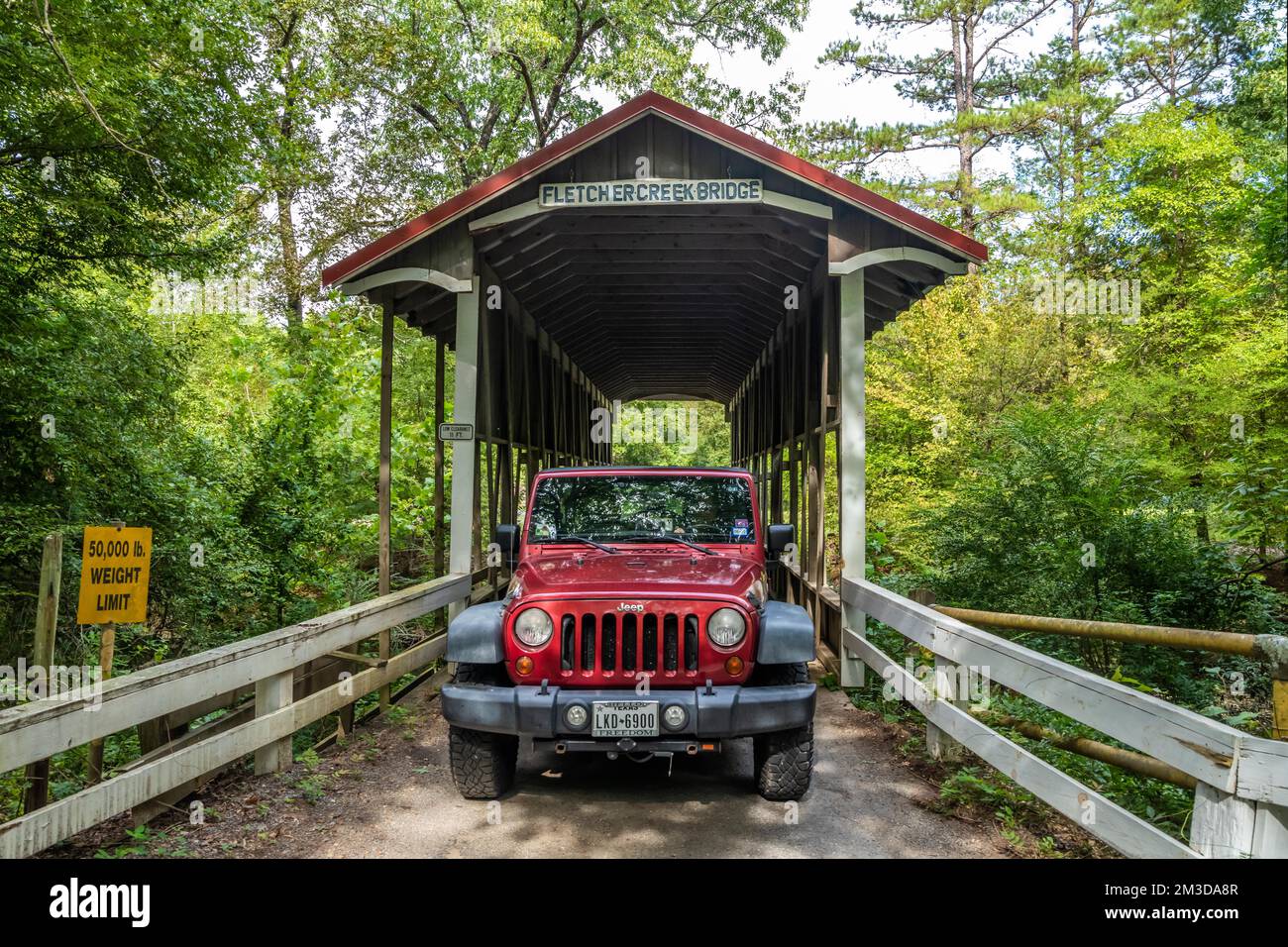 Little Rock, AR, USA - 9 settembre 2022: eep Wrangler Unlimited Sports parcheggiato lungo il parco della riserva Foto Stock