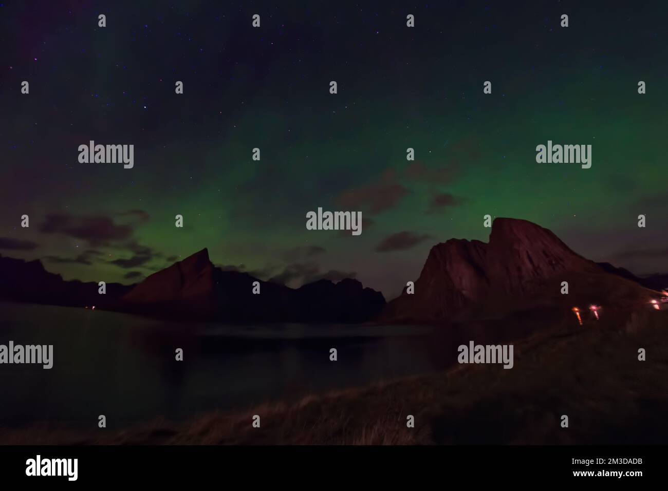 Location:67° 56' 43,87' N, 13° 7' 28,35' e taken @Hamnoy, Norway 125, Moskenesveien, Reine, Moskenes, Nordland, 8390, Norvegia Foto Stock