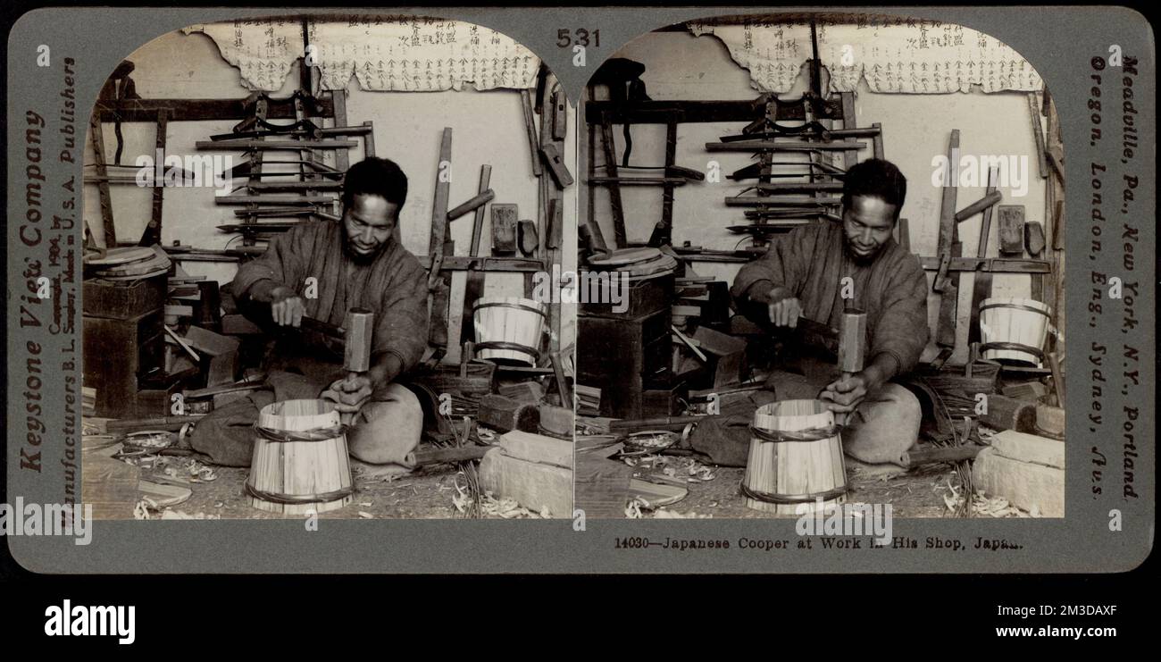 cooper giapponese al lavoro in negozio, Coopers, Barili, Workshop Foto Stock