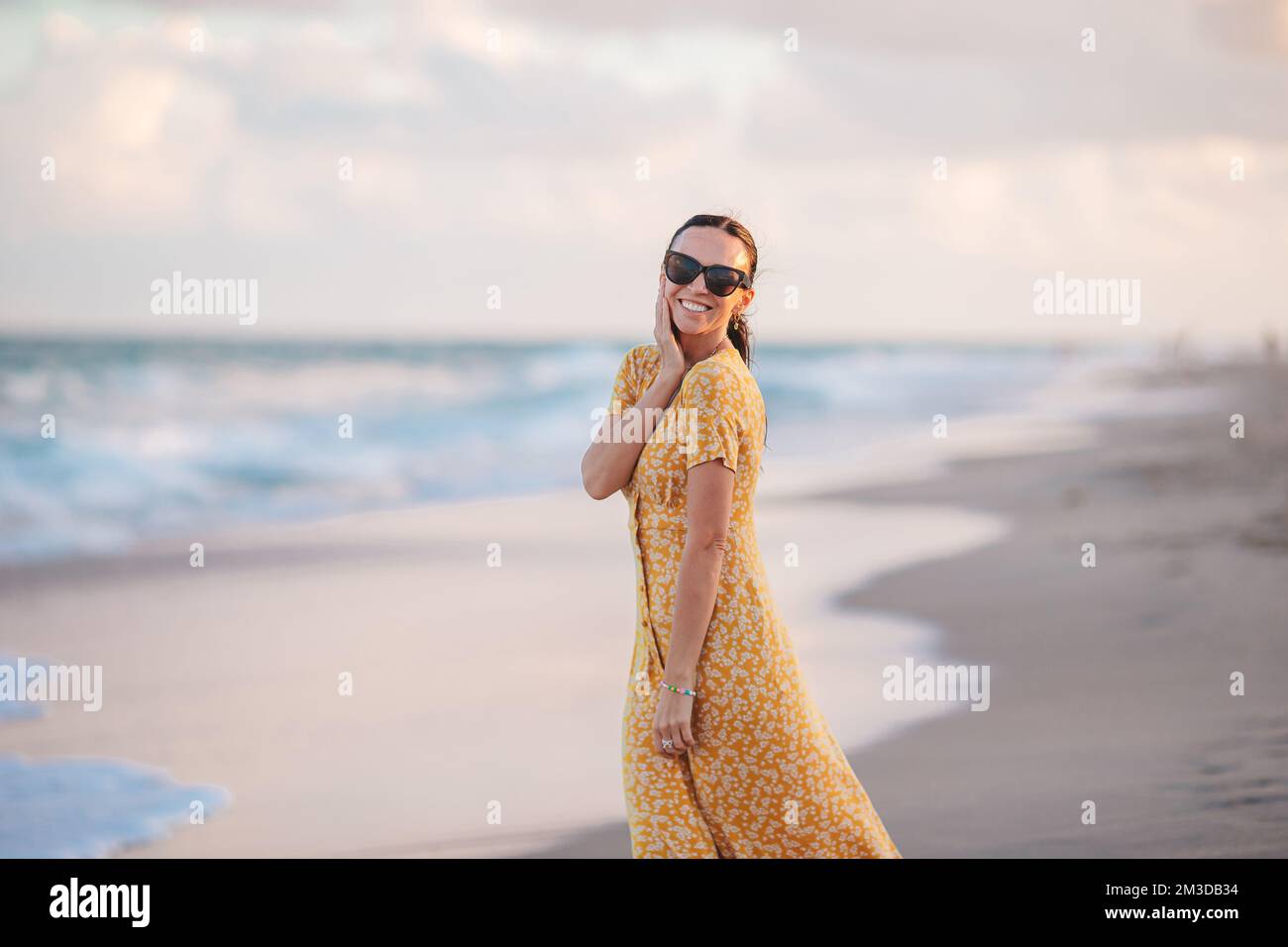 Giovane bella donna sulla spiaggia di vacanze Foto Stock