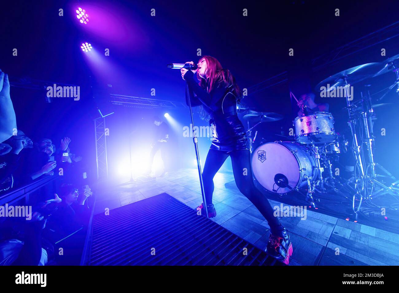 Milano, Italia. 14th Dec, 2022. Chrissy Costanza della band pop-rock americana contro gli attuali spettacoli dal vivo al Legend Club di Milano. Credit: SOPA Images Limited/Alamy Live News Foto Stock