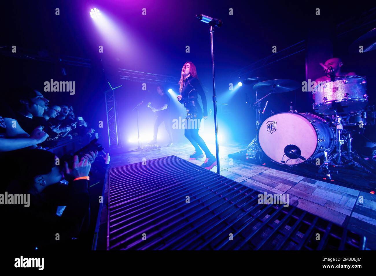 Milano, Italia. 14th Dec, 2022. Chrissy Costanza della band pop-rock americana contro gli attuali spettacoli dal vivo al Legend Club di Milano. Credit: SOPA Images Limited/Alamy Live News Foto Stock