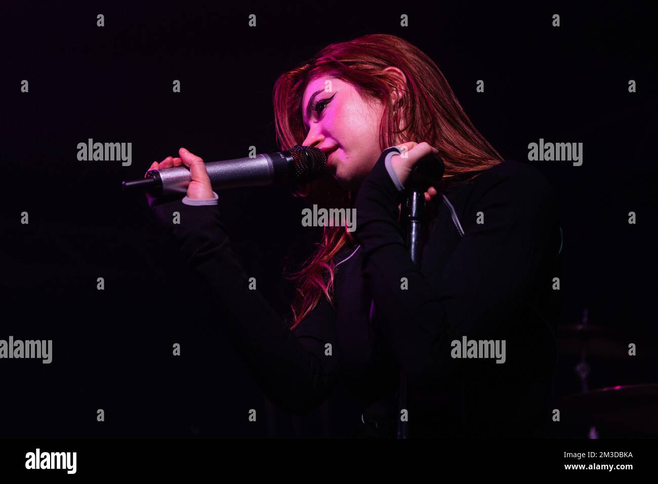 Milano, Italia. 14th Dec, 2022. Chrissy Costanza della band pop-rock americana contro gli attuali spettacoli dal vivo al Legend Club di Milano. Credit: SOPA Images Limited/Alamy Live News Foto Stock