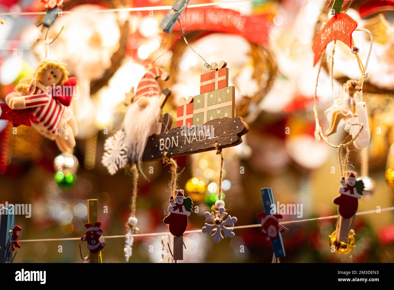 Barcellona, Spagna. 09th Dec, 2022. Un cartello in legno che legge 'buon Natale' in catalano e' visto presso un negozio di mercatino di Natale della Sagrada familia. Si stima che la stagione degli acquisti natalizi subirà un'inflazione record del 10% nel 2022, a seguito della guerra della Russia in Ucraina, Che hanno influito direttamente sui prezzi dei prodotti di base come il gas e il petrolio, riducendo il potere di spesa dei consumatori nell'area dell'euro e a livello globale. Credit: SOPA Images Limited/Alamy Live News Foto Stock