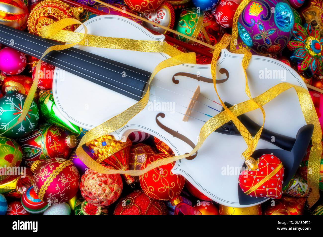 Violino bianco e ornamento cardiaco Foto Stock