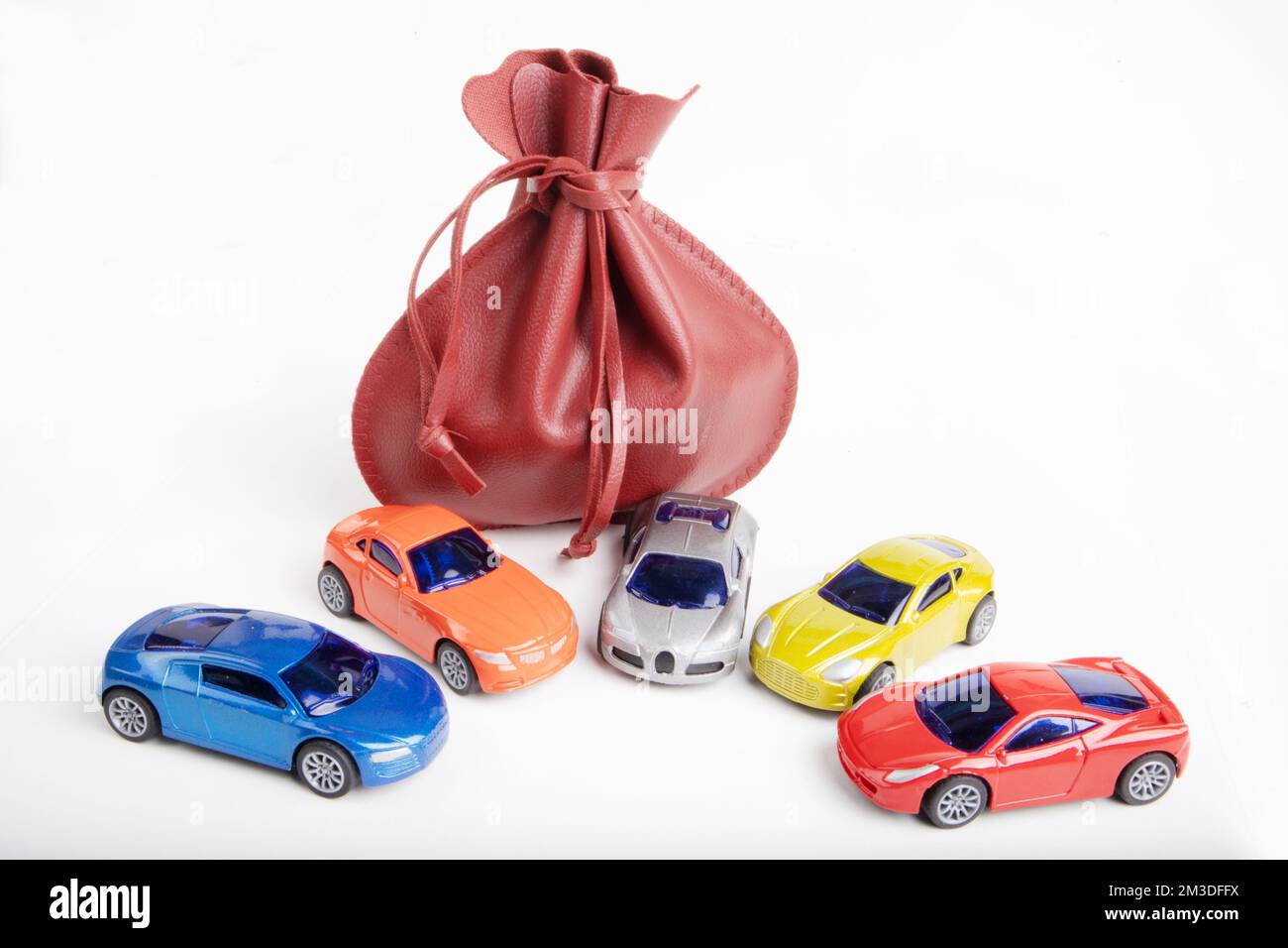 Concetto di prestito dell'automobile con il sacchetto dei soldi e le automobili Foto Stock