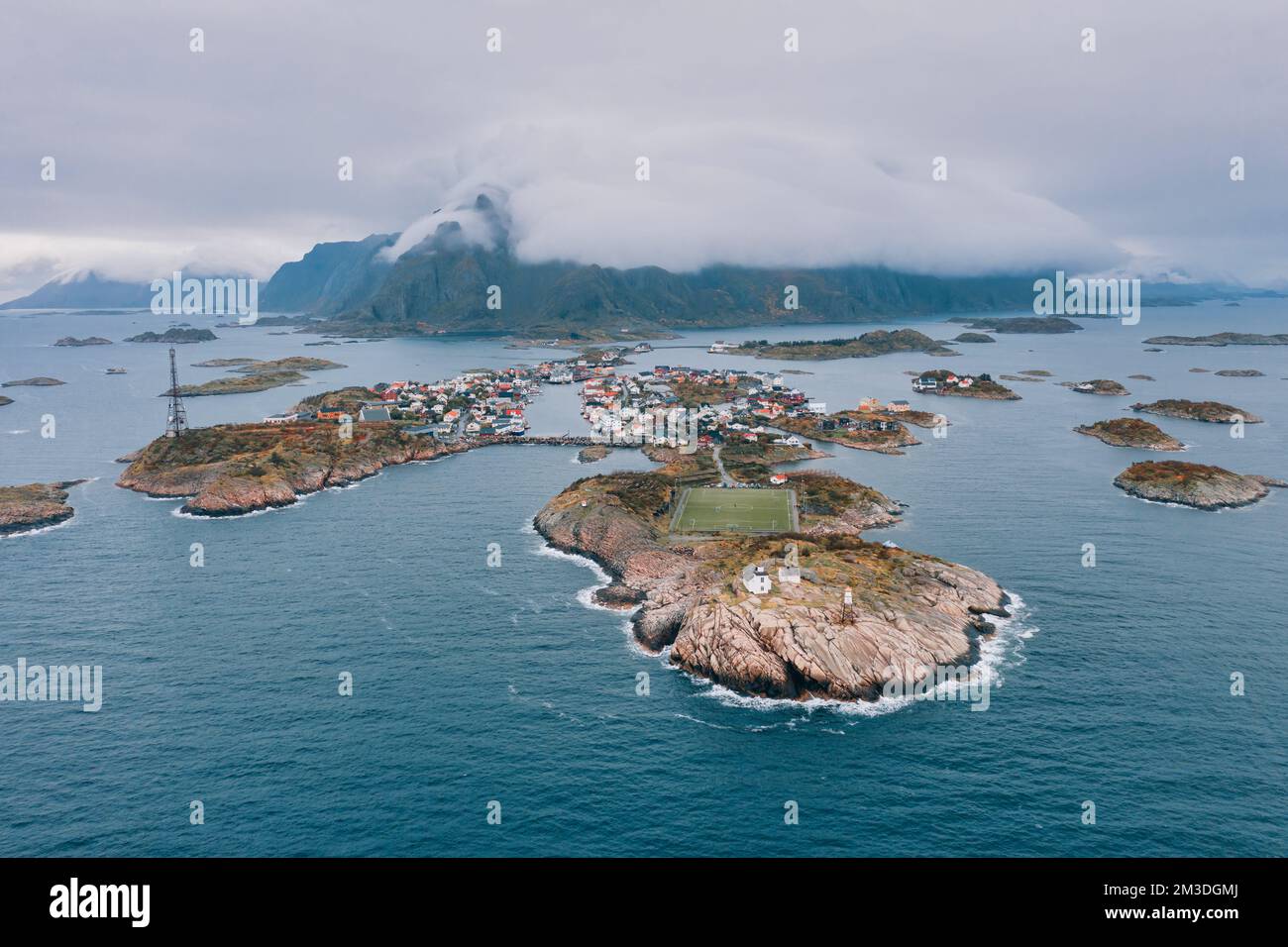 Il Henningsvær, in Norvegia, ospita solo circa 500 persone. Si compone di alcuni isolotti e ha un'architettura molto ben conservata. Questa città di pescatori, Foto Stock