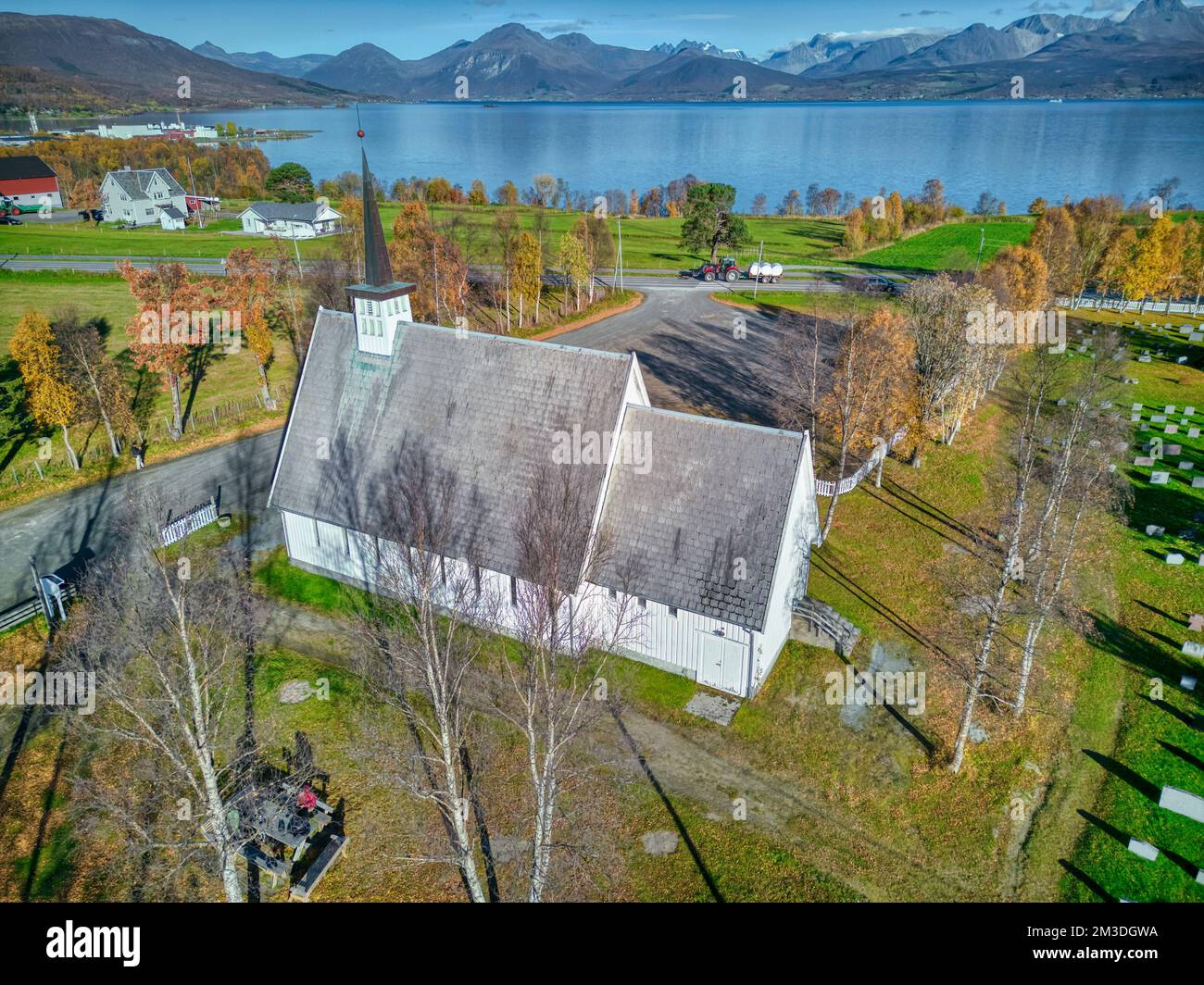Questa cappella è stata costruita nel 1968, è una copia in carbonio della cappella Heggelia a Bardufoss, ma questa non si trova proprio nel mezzo della strada Foto Stock