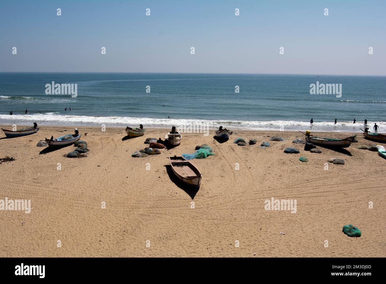 Tranquilla Blue Fishermen's Beach: Barche che riposano sulle coste di Mahabalipuram Foto Stock