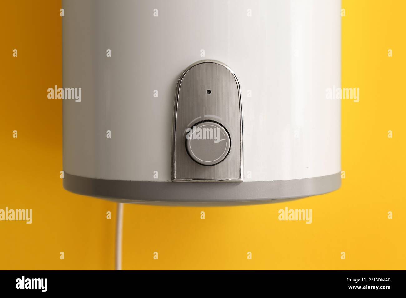 Caldaia elettrica moderna su parete gialla, closeup Foto stock - Alamy