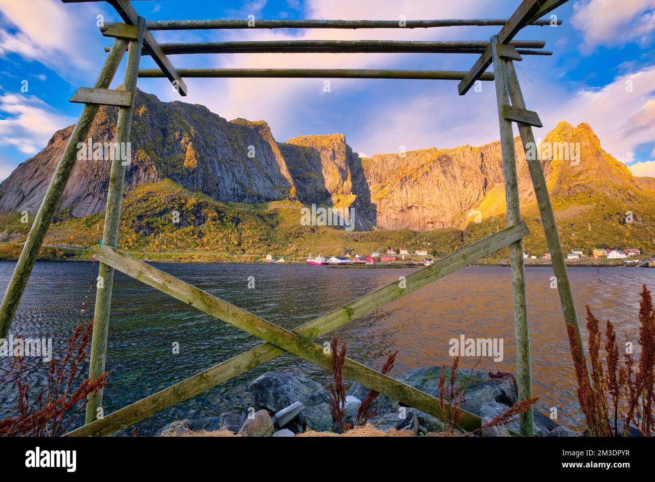 Il molo di Reine montana incorniciato preso @Reine, Norvegia Kirkeveien, Marken V, Reine, Moskenes, Nordland, Foto Stock