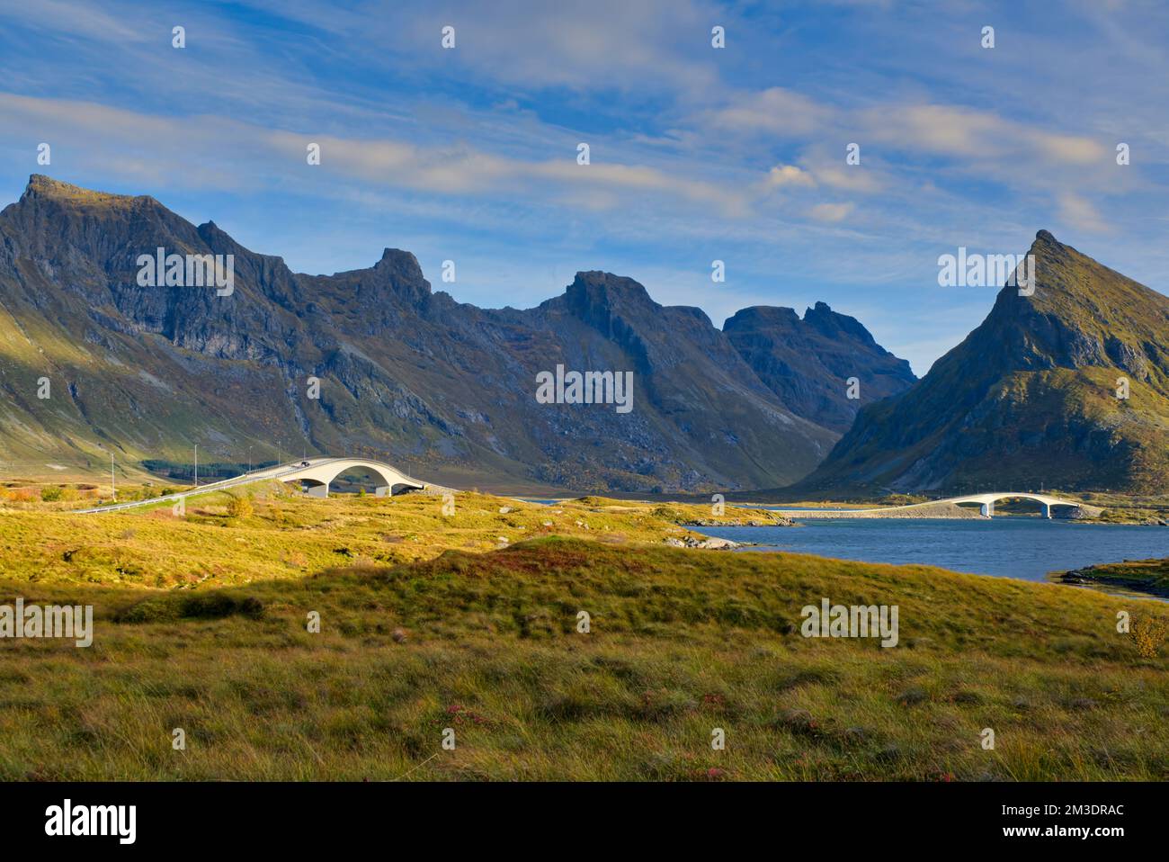 Location:68° 5' 11,52' N, 13° 10' 36,25' e taken @Fredvang, Norway Strandveien, Hovdan, Fredvang, Flakstad, Nordland, 8387, Norvegia Foto Stock