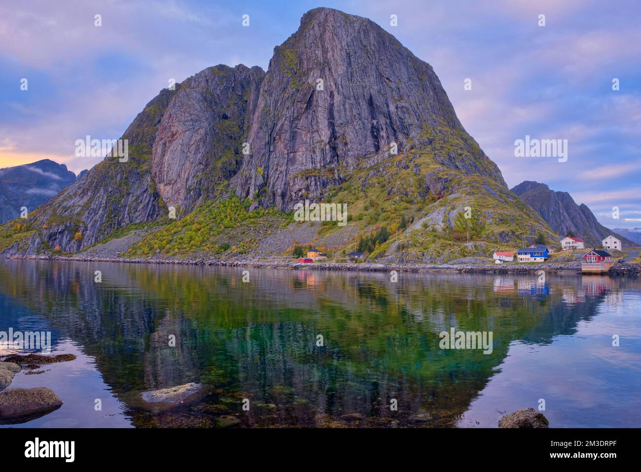 Location:67° 56' 54,25' N, 13° 7' 55,78' e taken @Hamnoy, Norway Reine, Hella, Reine, Moskenes, Nordland, 8390, Norvegia Foto Stock
