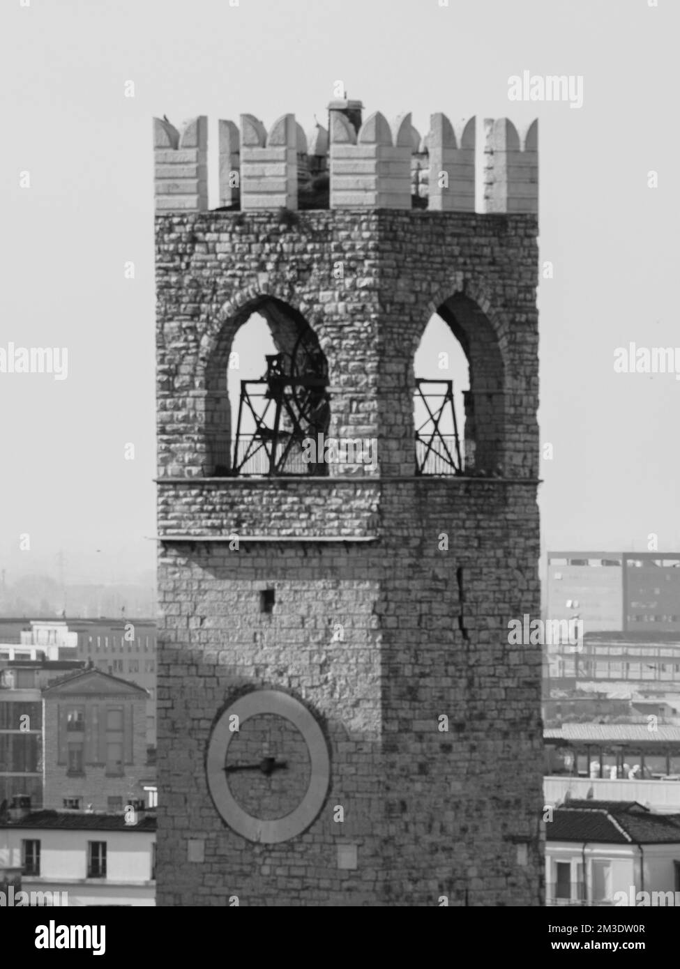 Brescia, Italia - Novembre 2022 Vista dall'alto della collina della città di Brixia panoramica pano e tetti principali Foto Stock