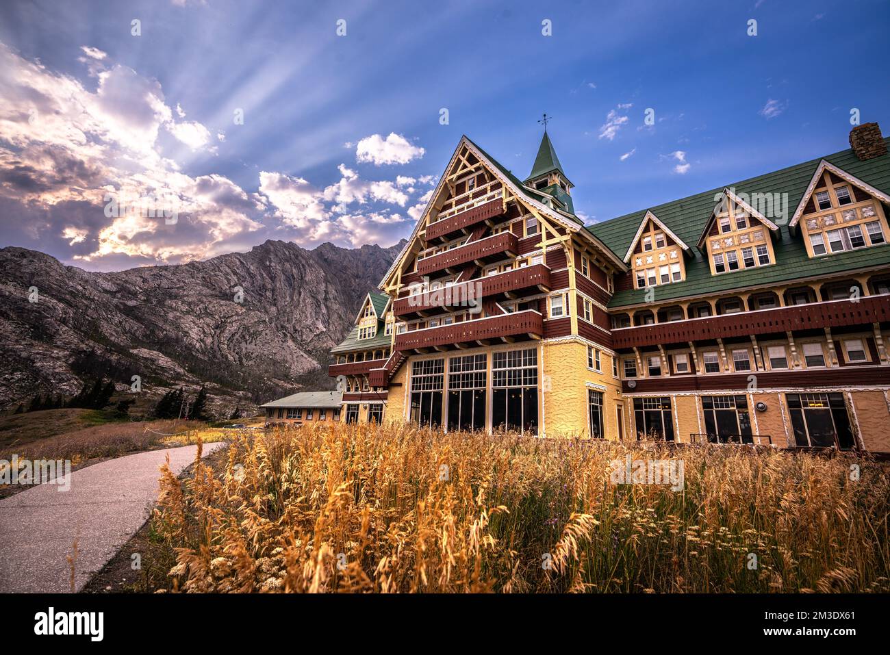 Vista estiva dello storico hotel di Waterton Foto Stock