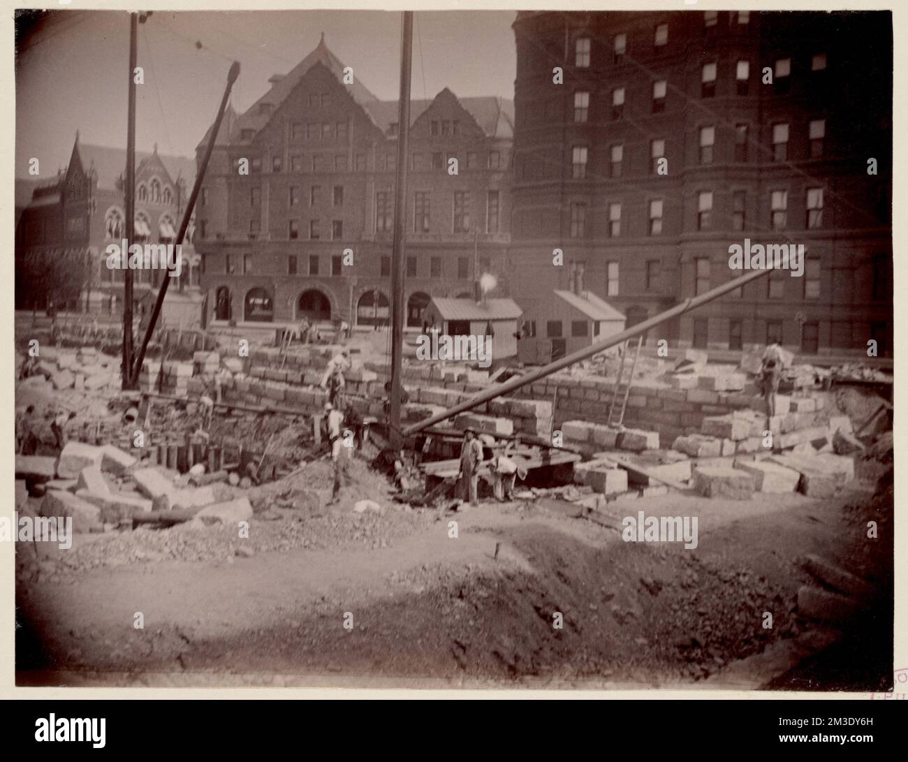 Posa di blocchi di granito per fondazione, costruzione del McKim Building, biblioteche pubbliche, Fondazioni, costruzione di edifici, Boston Public Library, Museo delle Belle Arti di Boston Foto Stock