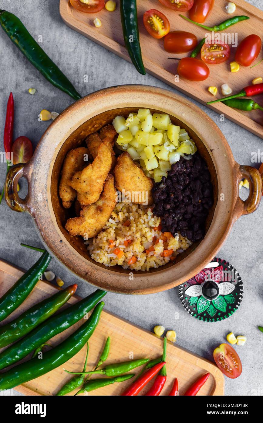 Piatto tradizionale messicano Cazuela con pollo fritto, fagioli riso e patate Foto Stock