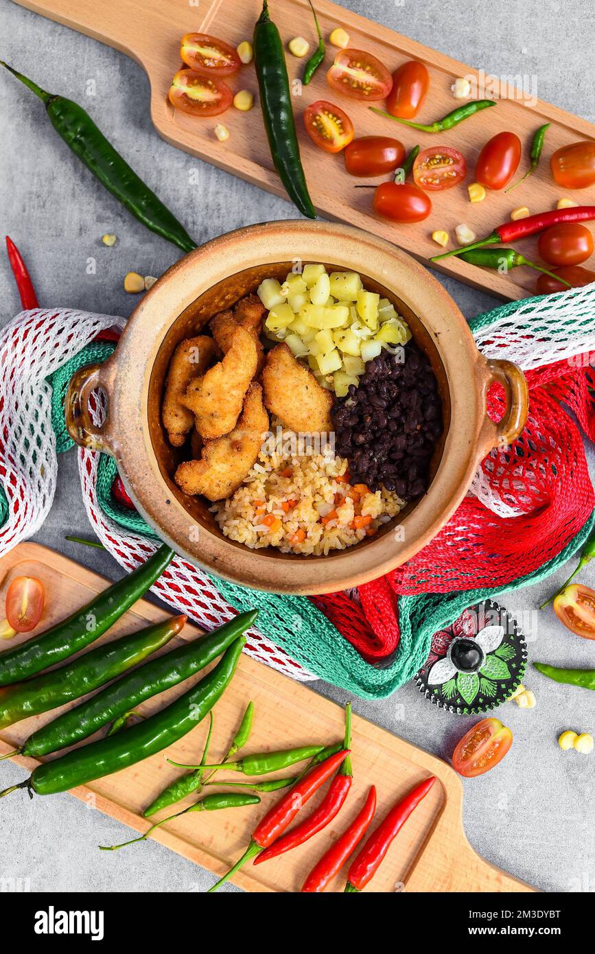 Piatto tradizionale messicano Cazuela con pollo fritto, fagioli riso e patate Foto Stock