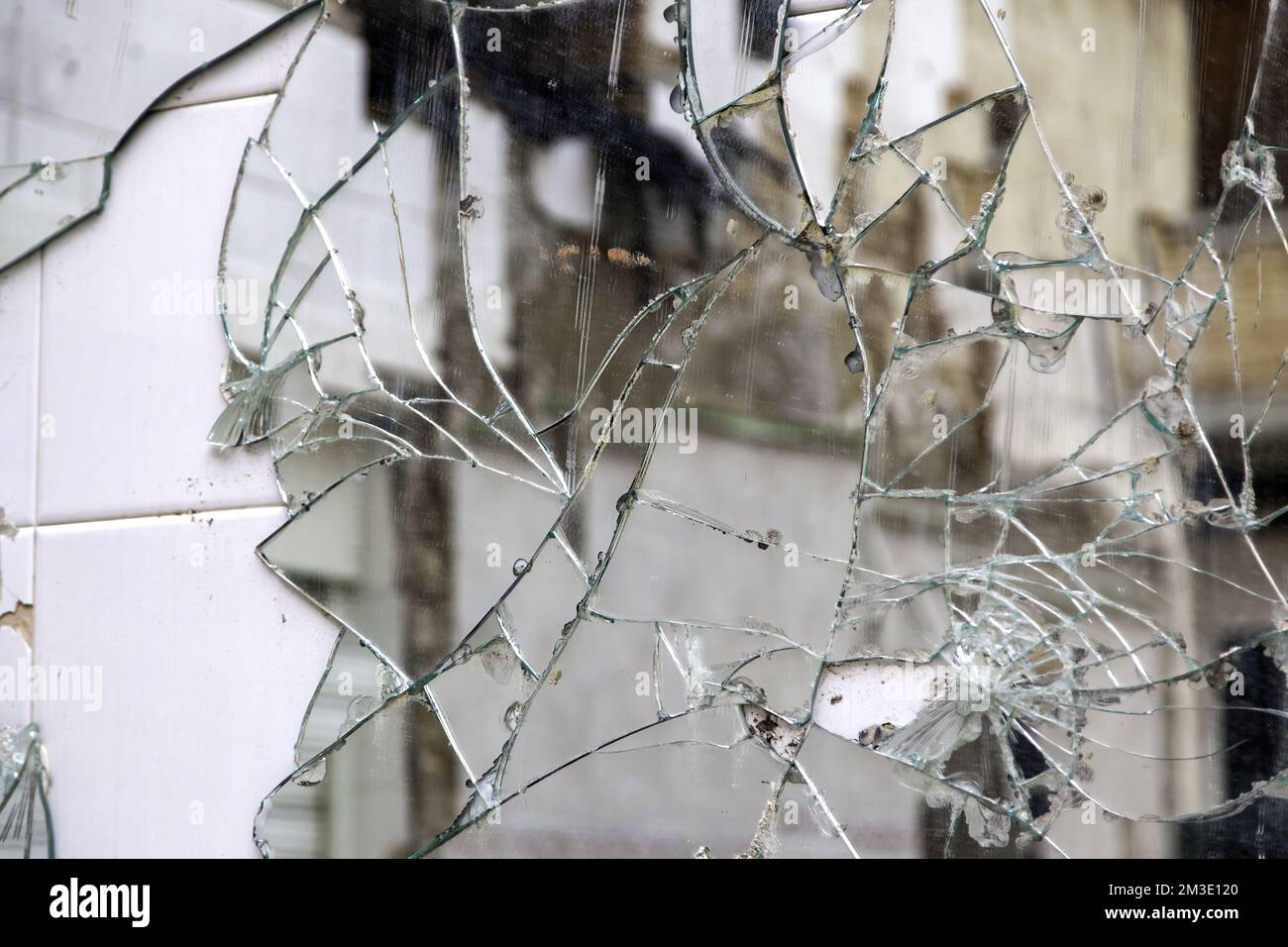 Dettaglio del vandalismo e del crimine, della distruzione Foto Stock